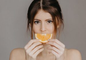 Vitamin D Mangel bei Senioren ab 60: Symptome, Risiken & Therapie