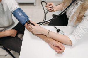 Blutdruck ab 60: So schützen Senioren ihr Herz dauerhaft
