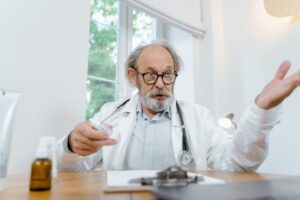 Senioren 60+: Diese 5 Nährstoffe besiegen Frühjahrsmüdigkeit sofort