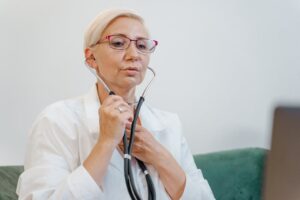 Senioren aufgepasst: 7 Warnsignale bei Herzrhythmusstörungen – So schützen Sie Ihr Herz ab 60!