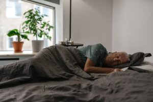 Schlafstörungen ab 60: Ursachen, Lösungen & Herztipps