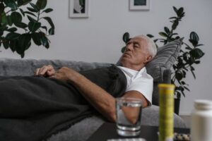 Senioren aufgepasst: 7 Schlafpositionen die Rückenschmerzen nachts sofort lindern
