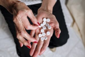 Polypharmazie bei Senioren: Risiken, Wechselwirkungen und Auswege