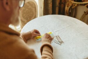 Medikamenten-Wechselwirkungen ab 60: Risiken erkennen & vermeiden