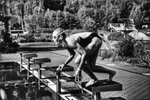 Schwimmen fuer Senioren ab 60: Gesundheitsvorteile und Sicherheitstipps